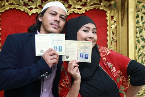 Ria Irawan Umrah Bareng Suami, Lanjut Bulan Madu - JPNN.COM