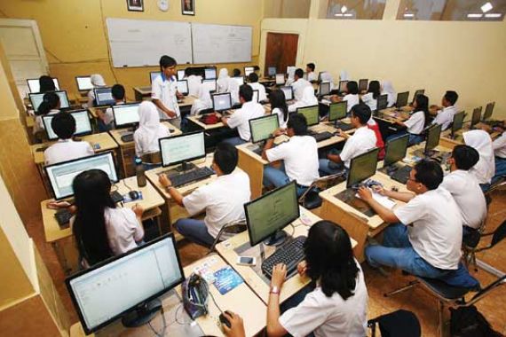 Sekolah Pinjam Laptop Murid untuk UNBK - JPNN.COM