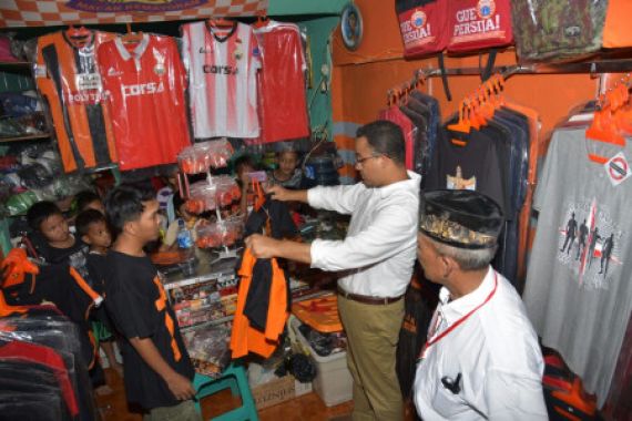 Anies Borong Jersey Persija, Tapi Kok Ukuran Kecil Ya? - JPNN.COM