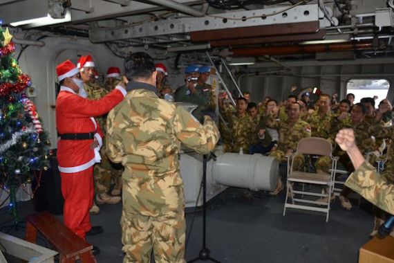 Satgas Maritim TNI di Lebanon Rayakan Natal di KRI - JPNN.COM