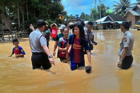 WASPADA! Gunung Retak, Banjir Mengancam - JPNN.COM