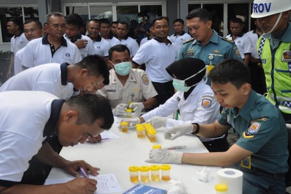 Ratusan Prajurit Koarmatim Tes Urine - JPNN.COM