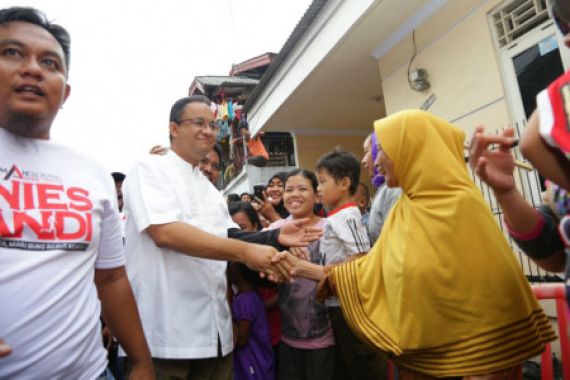 Di Kali Baru, Anies Dengarkan Keluhan Warga Soal KJP - JPNN.COM