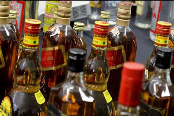 Polisi Sita Ratusan Botol Miras Stok Malam Tahun Baru - JPNN.COM