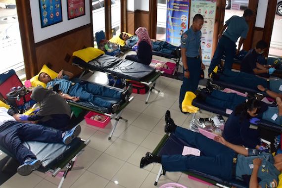 105 Prajurit Koarmabar Donor Darah - JPNN.COM