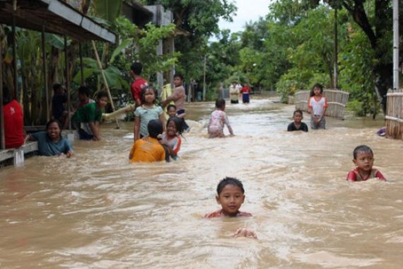 Banjir Melanda, Resepsi Nikah Bubar - JPNN.COM