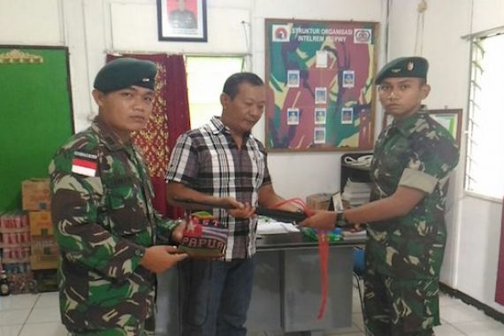 Prajurit TNI Temukan Senjata Api di Perbatasan RI-PNG - JPNN.COM