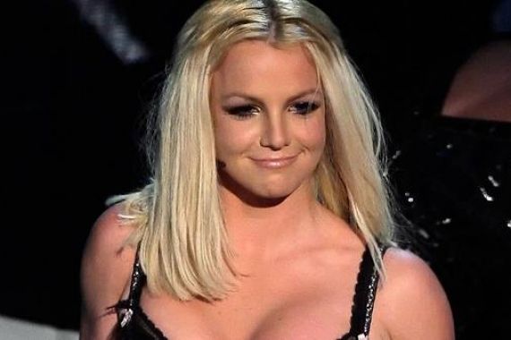 Fans Nekat, Naik ke Panggung, Pengin Peluk Britney - JPNN.COM