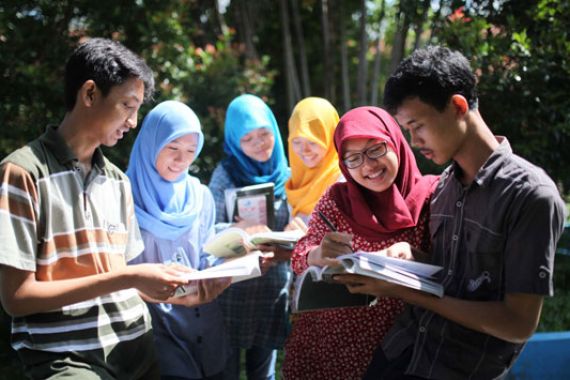 Asyiiik! Ada Beasiswa untuk Penghafal Kitab Suci Lho - JPNN.COM