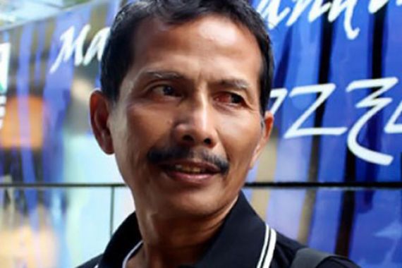 Manajemen Persib Bandung Resmi Tolak Pengunduran Diri Djanur - JPNN.COM