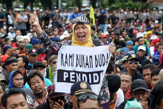 Puluhan Guru di Aceh Demo Tuntut Perpanjangan Kontrak - JPNN.COM