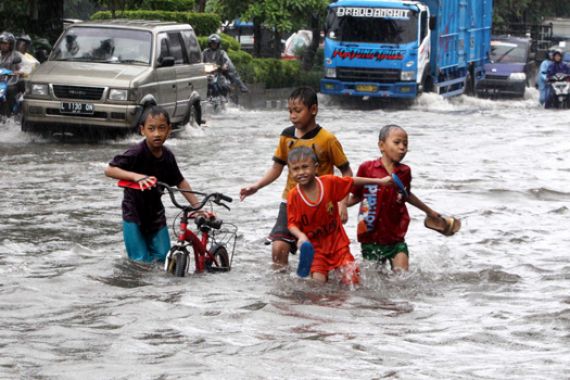 Tahun Baru, Warga Sampang Kebanjiran 1 Meter - JPNN.COM