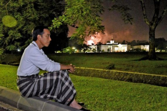 Sarungan di Rumah, Pak Jokowi: Selamat Tahun Baru - JPNN.COM
