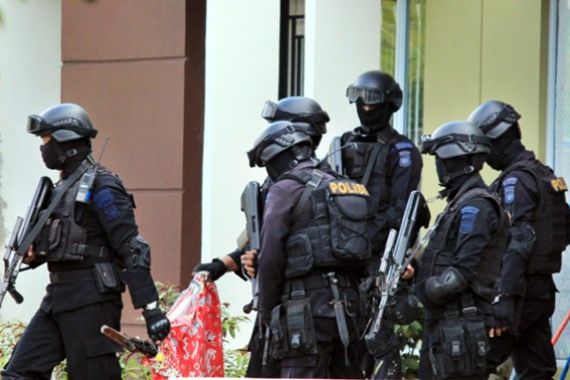 Terduga Teroris Hanya Bercelana Pendek saat Dibekuk Densus 88 - JPNN.COM