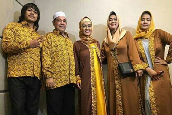 Senangnya Irfan Bertemu Jupe-Ria Irawan di Tanah Suci - JPNN.COM