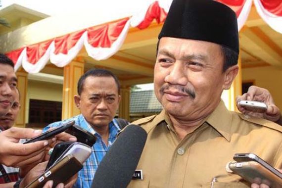 Bupati Pimpin Upacara, PNS Sibuk Main Handphone - JPNN.COM