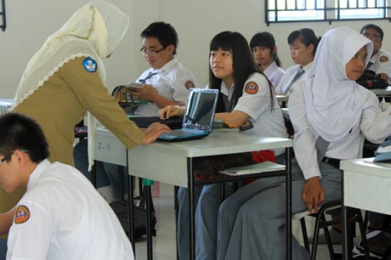 Nasib Guru Honorer SMA/SMK di Tangan Gubernur - JPNN.COM