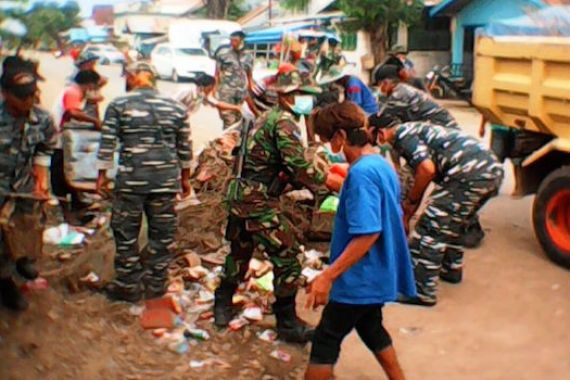 Prajurit Lanal Mataram Laksanakan Bersih-bersih - JPNN.COM