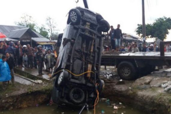 Mobil Kecemplung Kolam, Sembilan Orang Tewas di Tempat - JPNN.COM