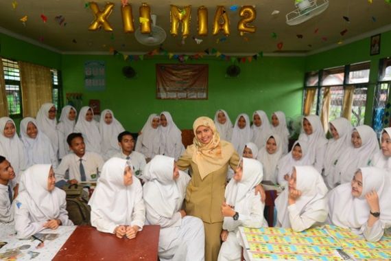 Mulai Pekan Depan, Siswa SMA/SMK Bayar SPP - JPNN.COM