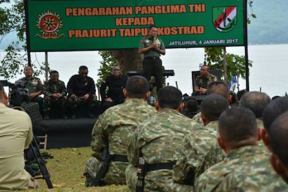 Pati TNI Terima Brevet Kehormatan Pengintai Tempur - JPNN.COM