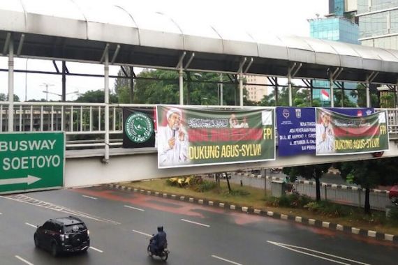 Lihat Nih, Ada Spanduk FPI Ajak Jihad untuk Agus-Sylvi - JPNN.COM