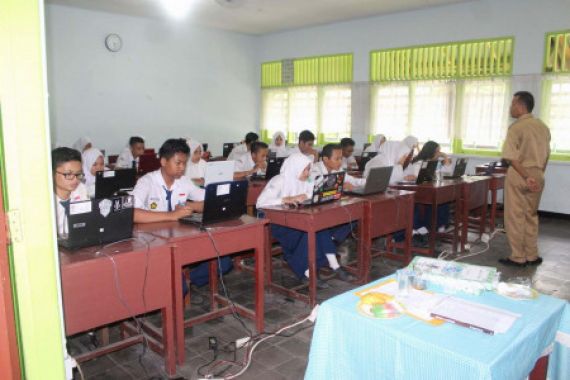 Ratusan Guru SMP di Solo Dimutasi, Siswa Telantar - JPNN.COM