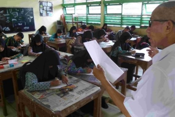 Sekolah Gratis Hilang, Giliran Guru Khawatirkan Gaji - JPNN.COM