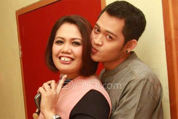 Cie, Hubungan Mpok Elly dengan Ferry Anggara Makin Baik - JPNN.COM