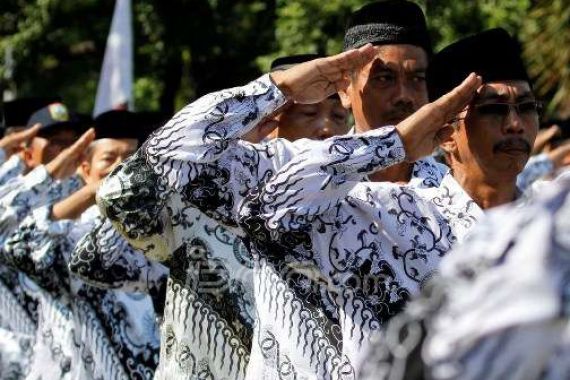 Sabar ya Bapak dan Ibu, Gaji Belum Bisa Cair - JPNN.COM