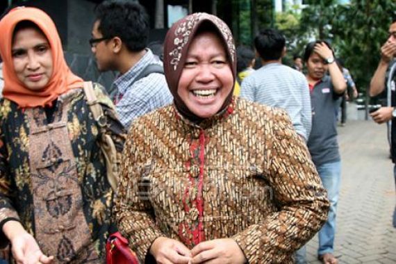 Bangganya..Bu Risma jadi Mama Papua - JPNN.COM