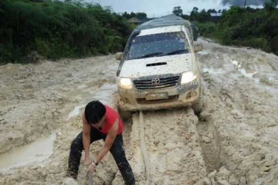 Halo Pak Gubernur, Ini Jalan atau Sawah? - JPNN.COM