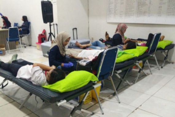 Relawan Anies-Sandi Gelar Donor Darah - JPNN.COM
