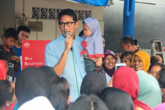 Ketika Sandiaga Dipeluk Seorang Ibu yang Ketakutan - JPNN.COM