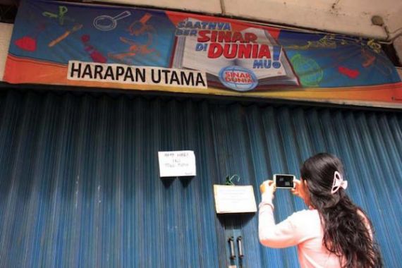 Muslim Tutup Paksa Toko Penjual Buku LKS - JPNN.COM