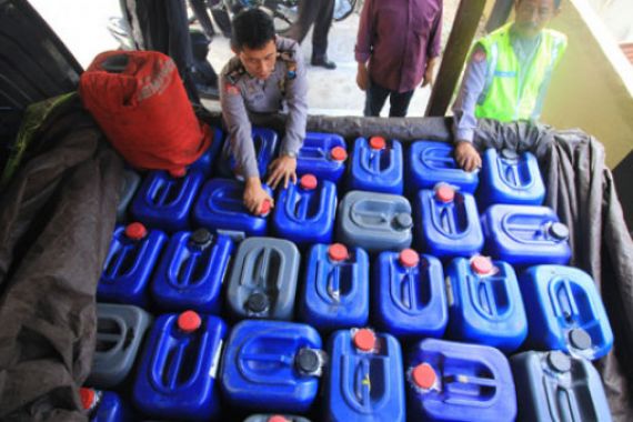Ratusan Liter Arak Bali Ditahan Di Gilimanuk - JPNN.COM
