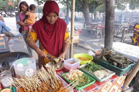 Jualan di Pantai, Untung Rp 700 Ribu per Hari - JPNN.COM