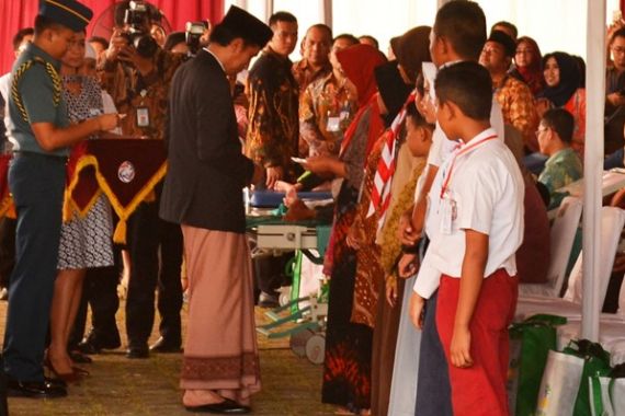 Pakai Sarung jadi Viral, Pak Jokowi Bilang Begini - JPNN.COM