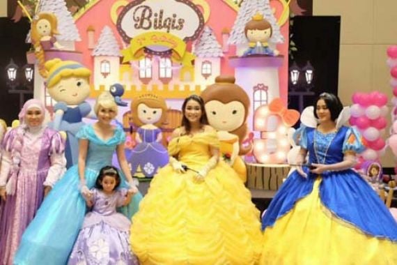 Ulang Tahun Mewah Anak Ayu Ting Ting ala Disney - JPNN.COM