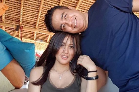 Adjie Pangestu Rayakan Ultah Bersama Istri, Netizen Kaget - JPNN.COM