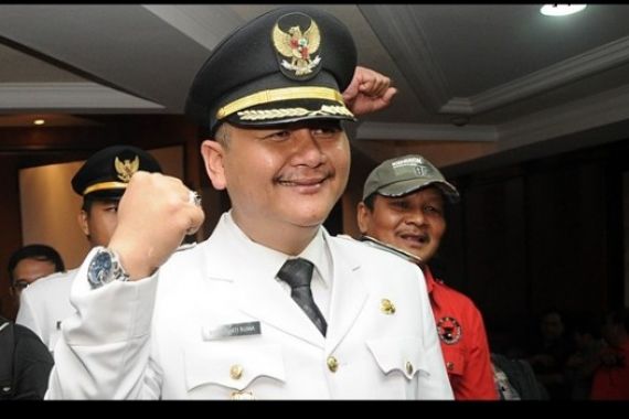 SAH! Pak Wawali Surabaya Resmi jadi Suami Dini - JPNN.COM