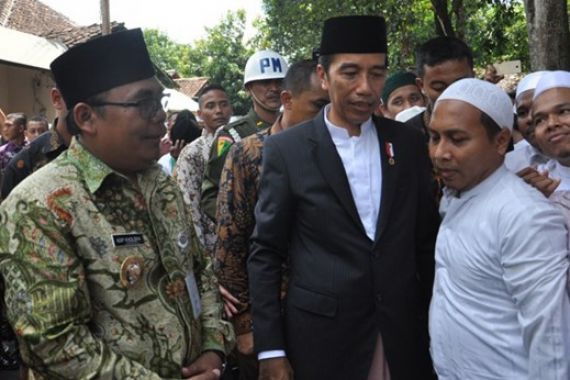 Gelak Tawa Presiden Jokowi dan Para Santri - JPNN.COM