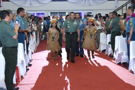 Panglima TNI Disambut Tarian Papua “E Manbo Simbo” - JPNN.COM