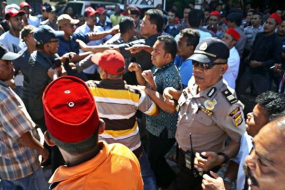 Kupiah Mirah Picu Bentrokan Massa Pendukung Paslon - JPNN.COM