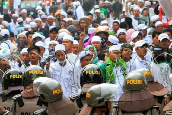 Makin Panas! GMBI Dkk Desak Jokowi Segera Bubarkan FPI - JPNN.COM