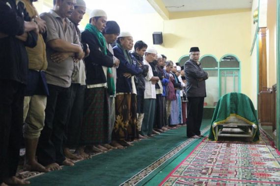 Ratusan Warga Ikut Memakamkan Jenazah Terduga Teroris - JPNN.COM