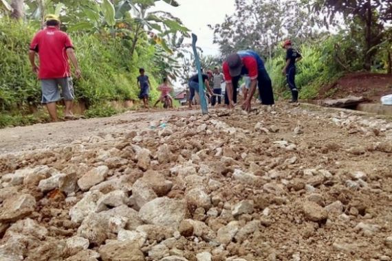 Lelah Tunggu Janji Pemkot, Warga Urunan Perbaiki Jalan - JPNN.COM