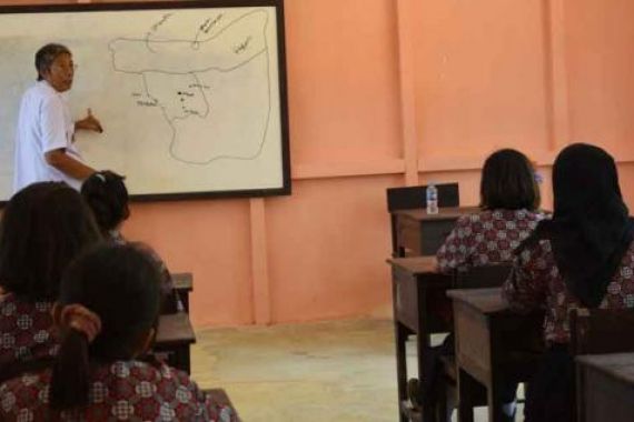 Kece Badai! Pak Bupati Ngajar Geografi di SMP Terpencil - JPNN.COM