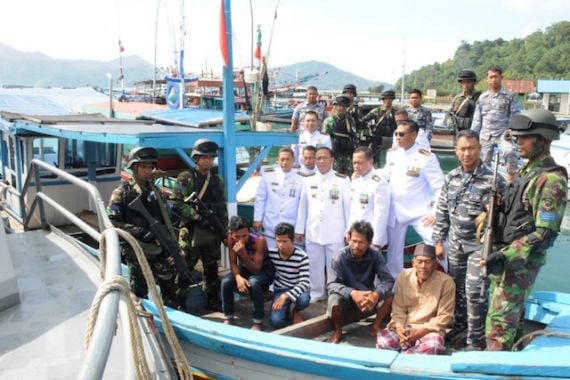 TNI AL Tangkap Dua Kapal Ikan Di Pesisir Selatan - JPNN.COM
