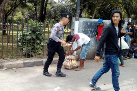 Sidang Ahok Sepi, Omzet Pedagang Turun Drastis - JPNN.COM